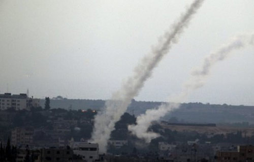 Fresh Gaza strikes amid soldier hunt