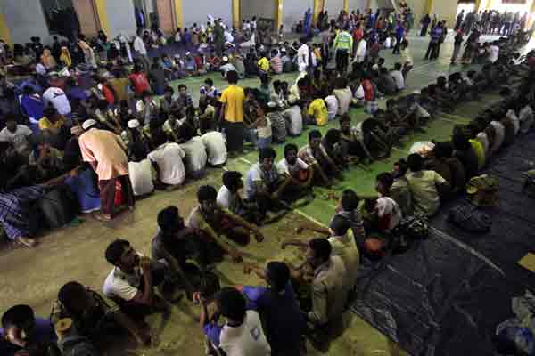 Indonesia to send back 700 Bangladeshis, resettle Rohingyas