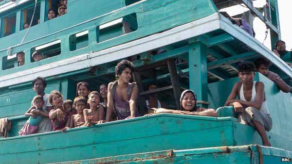 Thailand moves away stranded migrant boat