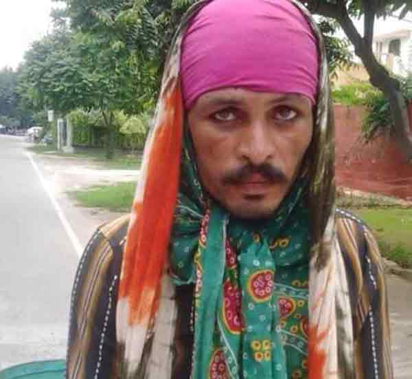 Jack Sparrow’s lookalike pulling a rickshaw in India