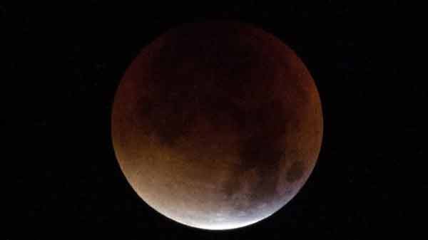 ‘Supermoon’ coincides with lunar eclipse