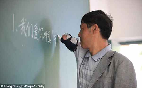 Armless teacher straps chalk to his limb to teach poor children