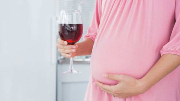 Pregnant women ‘cut out alcohol’