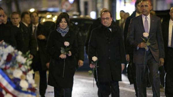 Obama lays rose for Paris victims