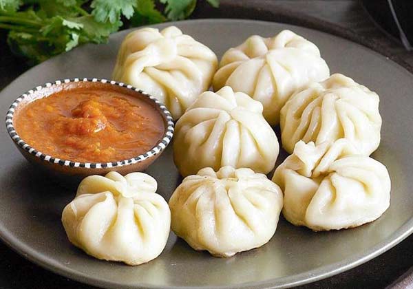 Vegetable momos with spicy sauce