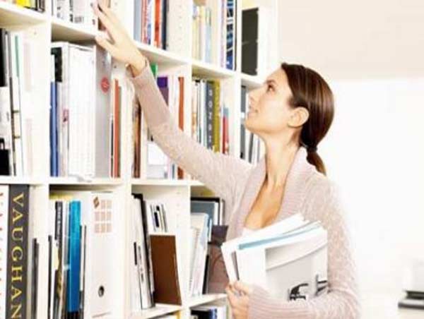5 ways to organise your book shelf