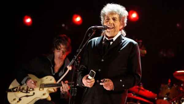 Bob Dylan finally agrees to accept Nobel