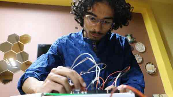 Electric honeycomb: Pakistani teen in scientific first
