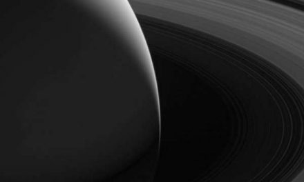 Ringed planet shines in new Cassini photo
