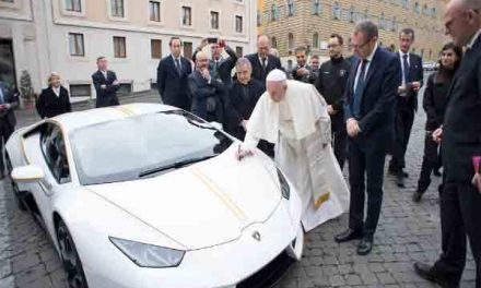 The Pope takes delivery of a Lamborghini Huracan