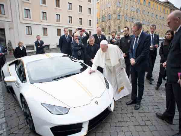 The Pope takes delivery of a Lamborghini Huracan