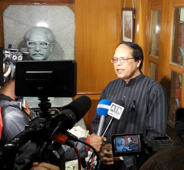 Atiur pays homage to Bangabandhu at the Baker Hostel in Kolkata